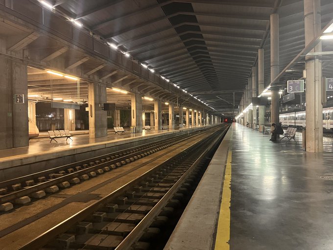 Entre v&iacute;as  Caos en #renfe #ave retrasos&hellip; https://t.co/4c0nUkaeKc<a href="/tag/renfe"class="tags">#renfe</a><a href="/tag/ave"class="tags">#ave</a>