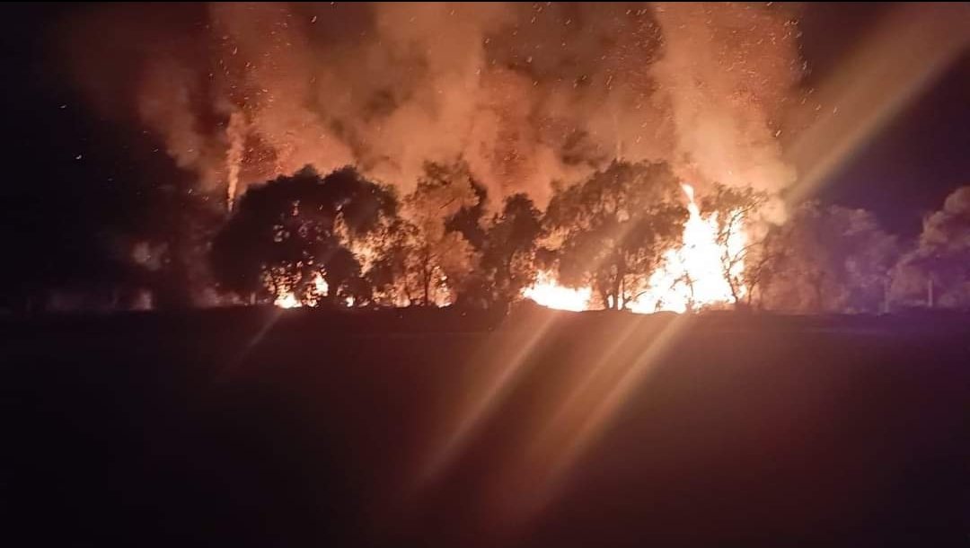 jorhellboy's tweet photo. @CGE_Energia Incendio sector quebrada del tambo por explosión de transformador https://t.co/vDqeQYFsQK