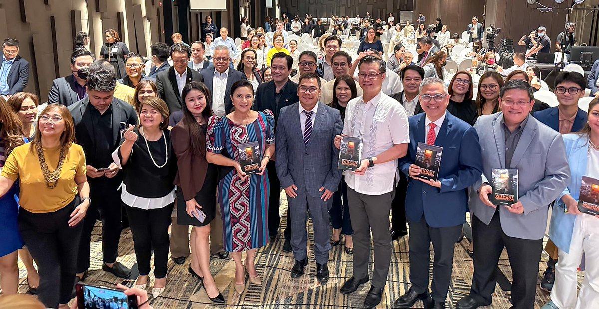 arcelo_ian's tweet photo. MAKATI AVENUE, MAKATI CITY; LAST NIGHT: Former Vice President @lenirobredo was the closing speaker at International Tax Conference 2023, sponsored by the Asian Consulting Group. The event also saw the launch of Mon Abrea’s new book, Reimagining the World Without Corruption. https://t.co/UfgKyNJfo3