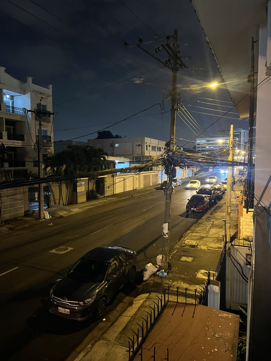 majomogro's tweet photo. @CNEL_EP @aquilesalvarez @servicioscnelep @PoliciaEcuador es impresionante cómo asisten a arreglar la lámpara y exactamente a los 10minutos está se vuelve apagar. Su ayuda @CNEL_EP https://t.co/ARISHBJSvU