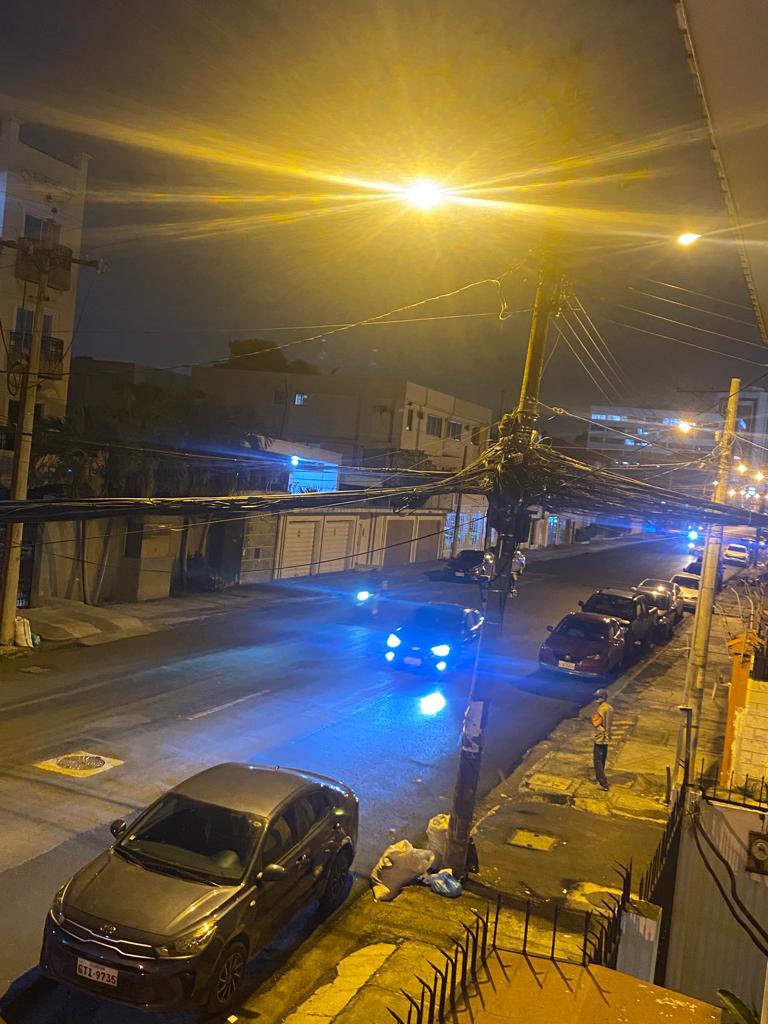 majomogro's tweet photo. @CNEL_EP @aquilesalvarez @servicioscnelep @PoliciaEcuador es impresionante cómo asisten a arreglar la lámpara y exactamente a los 10minutos está se vuelve apagar. Su ayuda @CNEL_EP https://t.co/ARISHBJSvU
