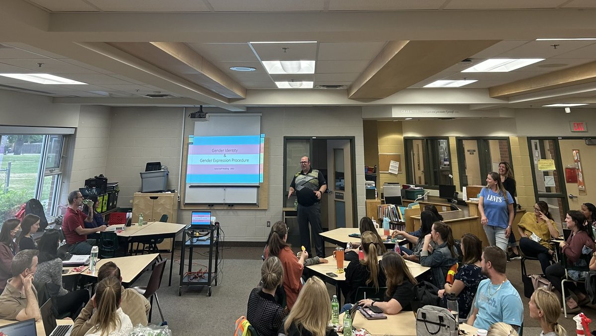 Hillcrest_HWDSB's tweet image. Really great learning happening tonight at our staff meeting. #hwdsb #genderidentity #genderexpression
