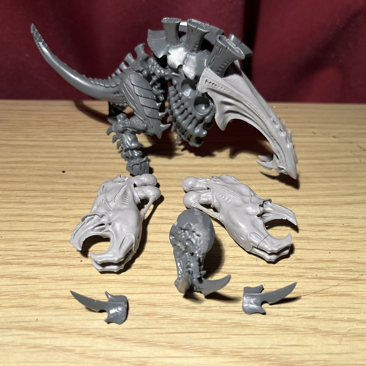 Vulkans_Forge's tweet photo. I forgot I had this little devil tucked away! What better time than a new edition to get him sorted 😃 a quick touch up on the base and the realisation that I needed to greenstuff again was the order of the evening 😅 #PaintingWarhammer #WarhammerCommunity #Warmongers #Tyranids https://t.co/JNKPqGf3ER