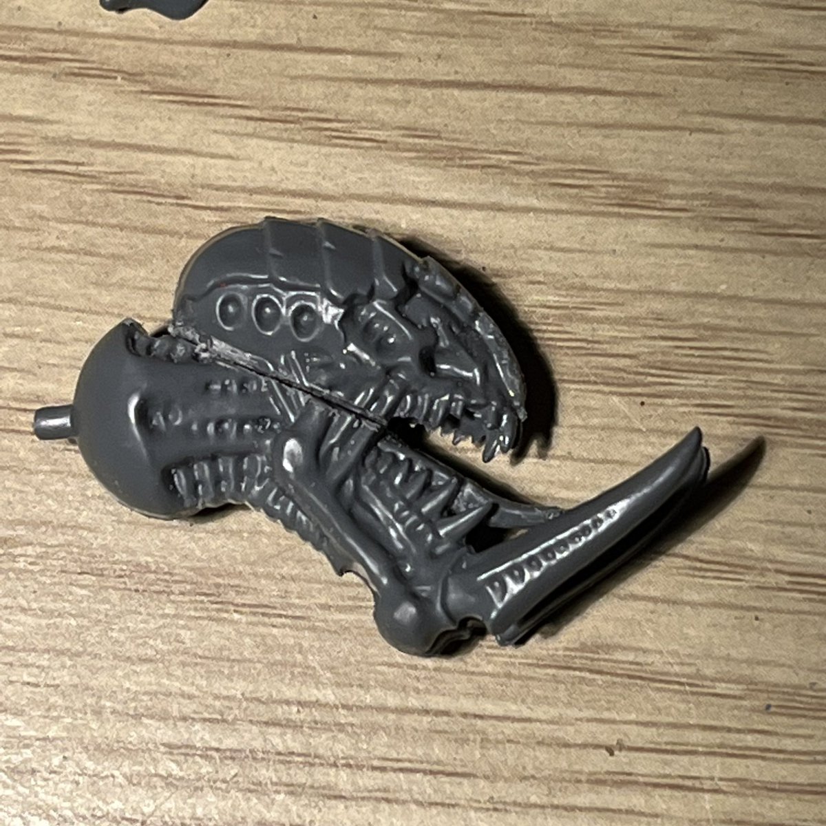 Vulkans_Forge's tweet photo. I forgot I had this little devil tucked away! What better time than a new edition to get him sorted 😃 a quick touch up on the base and the realisation that I needed to greenstuff again was the order of the evening 😅 #PaintingWarhammer #WarhammerCommunity #Warmongers #Tyranids https://t.co/JNKPqGf3ER