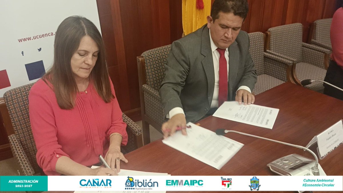 emmaipc's tweet photo. #Emmaipc 💪♻️
Firmamos convenio marco de cooperación interinstitucional con la Universidad de Cuenca con el objetivo de fomentar , formular, desarrollar actividades y proyectos enfocados a la correcta gestión de los residuos sólidos. 

Nota completa en 📝https://t.co/Wy3s6h55E7 https://t.co/L9xDSPThfA