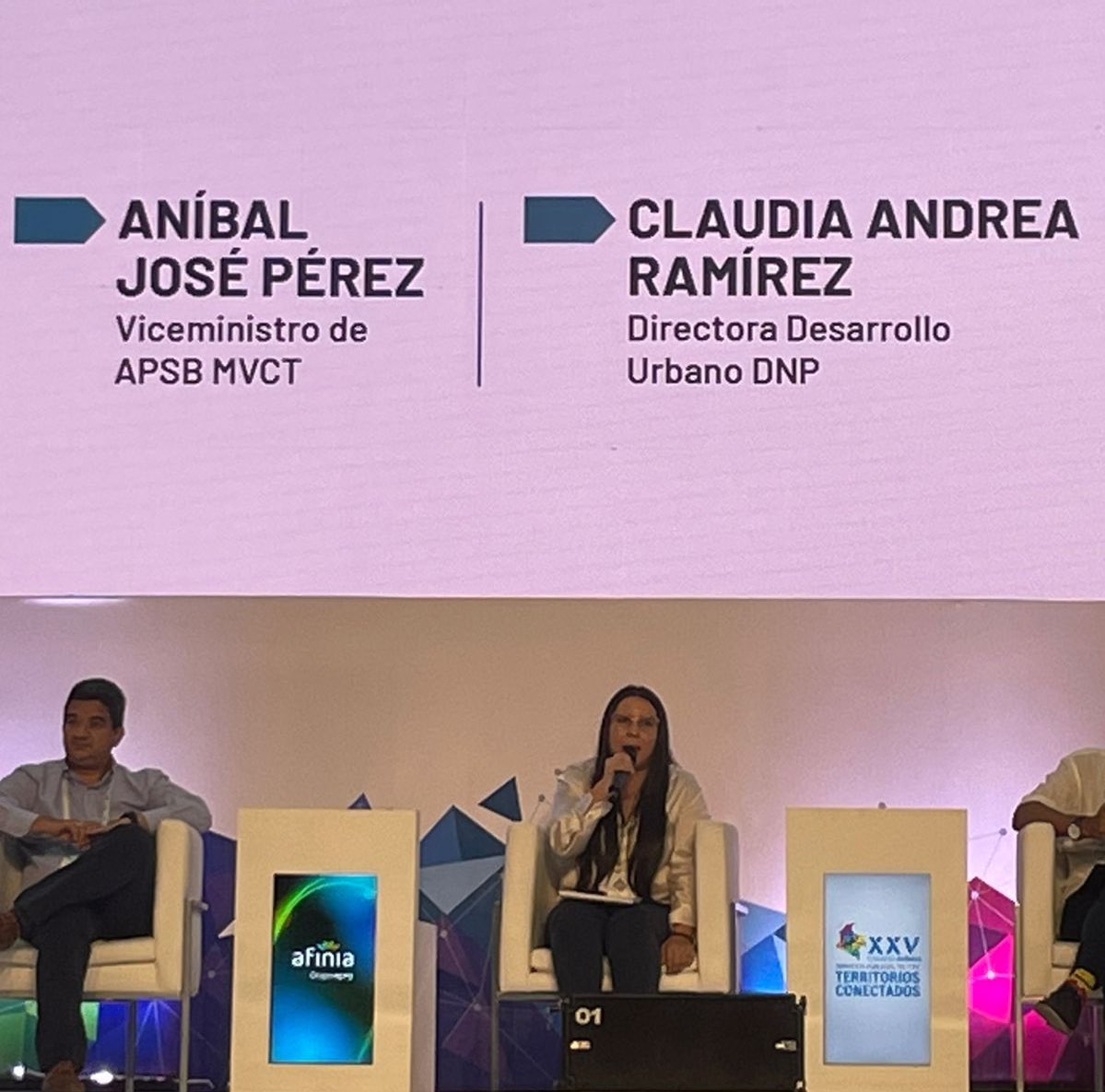DNP_Colombia's tweet photo. La directora de Desarrollo Urbano del #DNP, @ramirezmontilla, participa #AEstaHora en diálogo sectorial de acueducto y alcantarillado en el XXV #CongresoAndesco, donde enfatiza la necesidad de prepararnos para el fenómeno del niño y prevenir el riesgo de desabastecimiento. https://t.co/CL632UDcJg