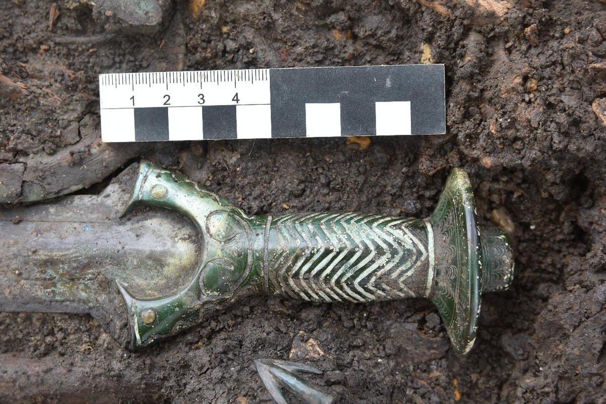 DeArcheoloog's tweet photo. #Archeologen hebben een zeer goed bewaard bronzen #zwaard gevonden in een #grafheuvel 14e eeuw v.Chr. in het Duitse #Nördlingen in #Beieren. Samen met andere #bronzen voorwerpen was het een #grafgift voor drie in de #bronstijd in de heuvel begraven mensen.
https://t.co/VGnCozsgPb https://t.co/7gT4ZEwdqs