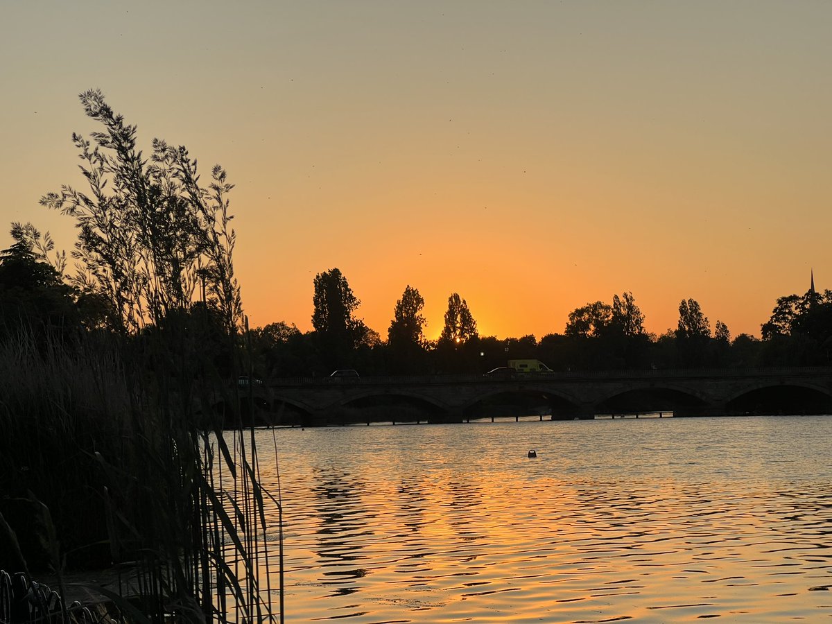 NutritiousMind's tweet photo. A dinner with a viewโฆโค๏ธ๐
#sunset #London #sunsetdate
#sunsetphotography #feelgood https://t.co/kStZeEAHWH