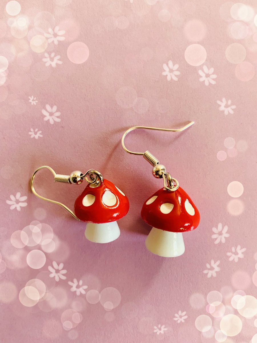 PearWitch's tweet photo. New merch just hit my shop!
So excited to add these 🍓🍄
#strawberry #mushroom #jewelry #earrings #necklace https://t.co/xjtksC3jwU