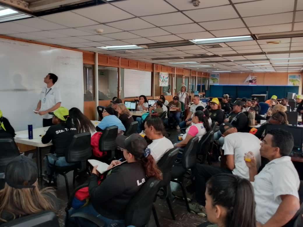 #Entérate | Hoy se dió inicio a la formación de nuestros inspectores e inspectoras, en conjunto con las Voceras del Frente Fernanda Bolaños de Caracas, para empezar la inducción en las diferentes parroquias del Mcpio. Libertador del sistema de infraestructura nacional del PAE.