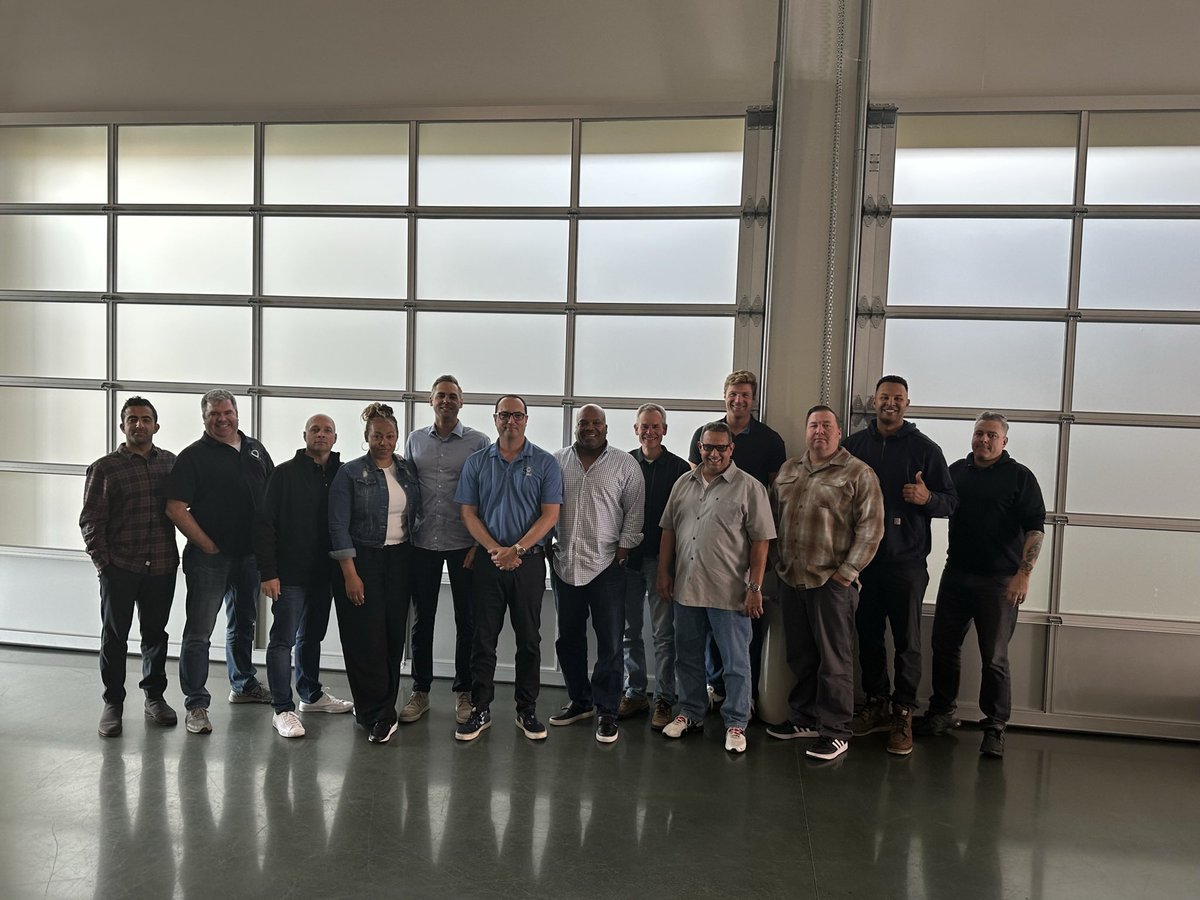 team10th's tweet image. Our DVP is back at work in #Team10th. DVP Gilman recently met with leaders of the @SFFFLocal798 to discuss their issues, concerns &amp;amp; gave #IAFF updates.
SFFF President Rollins presented DVP Gilman with Local 798's letter of endorsement for his reelection as our 10th district DVP.