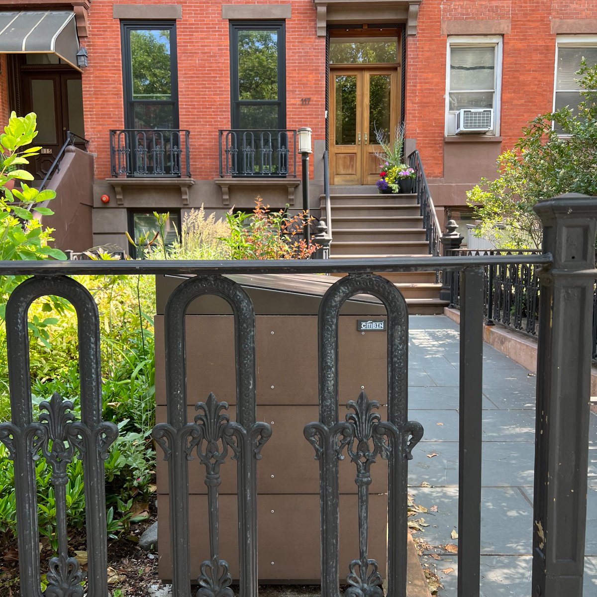 This #CITIBIN is several years old, but still looks as good as new!
Our powder-coated aluminum shell and recycled bamboo composite make CITIBINs durable and easy to maintain. citibin.com
#TrashNeverLookedSoStylish #smallbusiness #nyc #womenownedbusines #ratproof