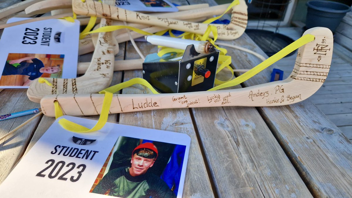 Instruktör Torhall vet hur man firar studenter. Även om det ska gnetas på mitt i nätterna. 💙💛