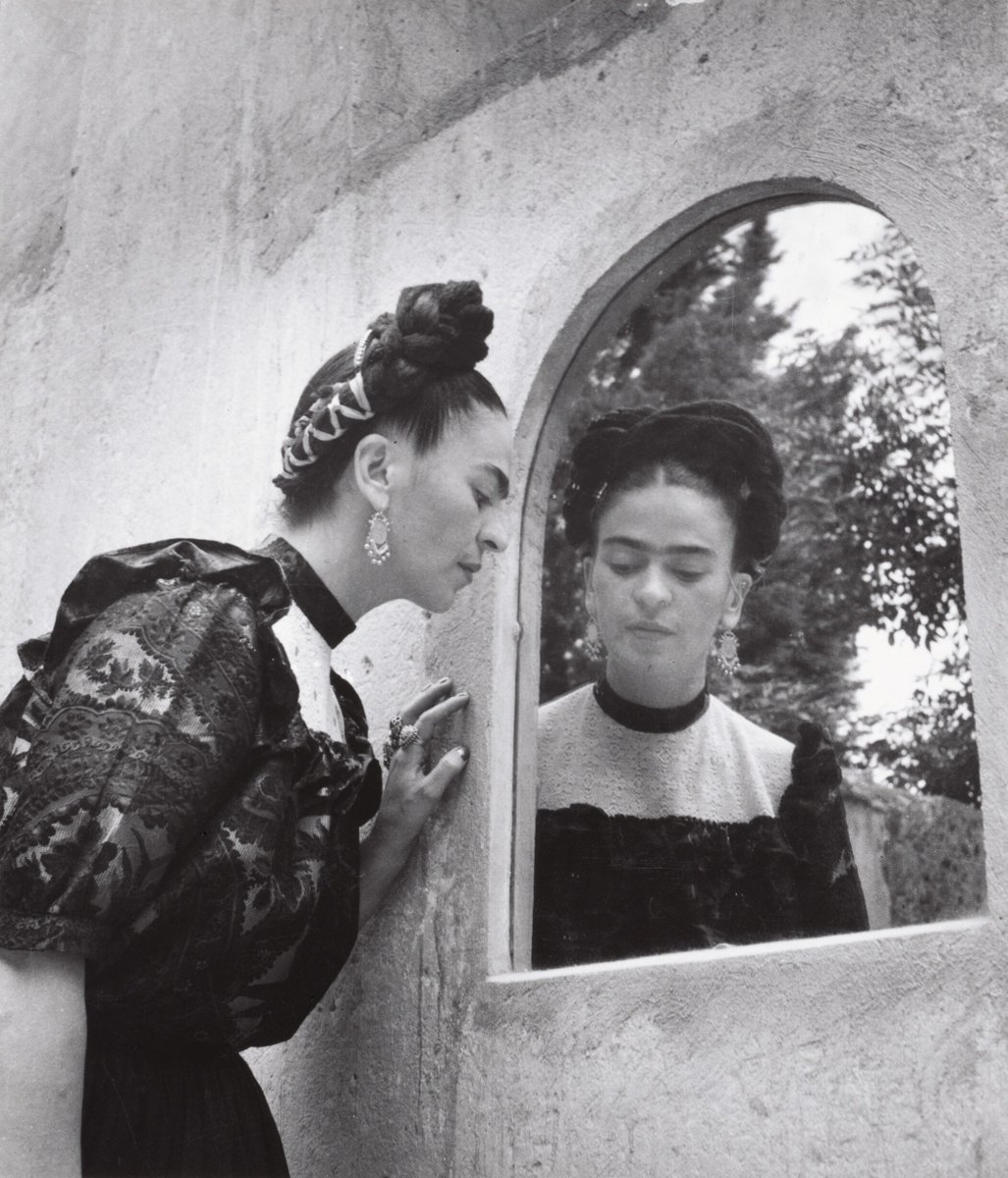 This photo of Frida Kahlo shows a different side of the famous Mexican artist. Taken by her friend, photographer Lola Álvarez Bravo, it reveals her complexity in a way that few other photographs could.

Read on 🔎👉🏽 rb.gy/dg52r