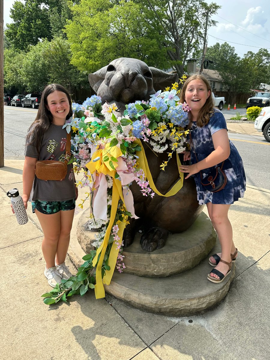 AnthonySchool's tweet photo. Bookworming with Mrs. Darnell! Many of our staff donate โexperiencesโ as auction items for our fundraisers. One middle school family purchased Mrs. Darnell's experience - book shopping at Wordsworth and a fun afternoon in the Heights! #TAScommunity https://t.co/wuOd0gpwEv