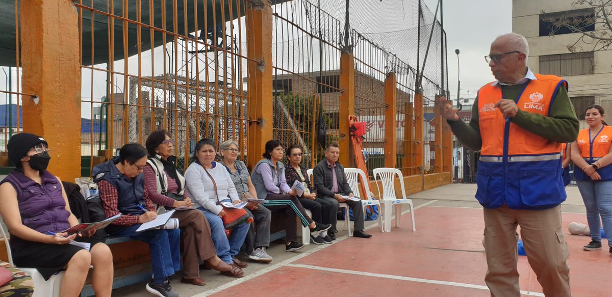 ObrasComite's tweet photo. Vecinos de Urb. Mesa Redonda S.M.P., asistieron el 13 de Junio a la charla de Primeros Auxilios dictada por la Gerencia de Gestión de Riesgos de Desastres en coordinación con @Lima_Participa, y aprendieron técnicas de reanimación cardiopulmonar (RCP) y maniobra de Heimlich 🙏👏👏 https://t.co/CG4mmk1hnt