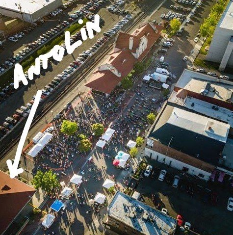 AntoLinCellars's tweet photo. Patio ⛱️ opens at 3! Downtown🎸Summer Nights. Live Music Series 🎹 Thursday Nights: 6/15-8/17.
#WAwine🥂🍷
#WineSlushies 🥤 #WineSmoothies
#CraftBeer 🍻
#HardCider 🍎
#WineTasting #TastingRoom #Patio #DowntownYakima #Fun #Mirth #Tunes #AirGuitar #Jocularity
See ya soon! 😎🥂🍷 https://t.co/EImzywH57g