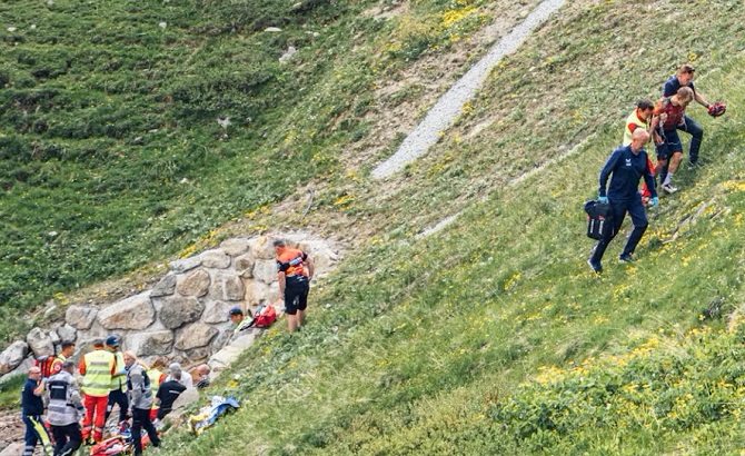 CyclingTodayEn's tweet photo. Gino Mader resuscitated after crashing into ravine during Tour de Suisse. Find more here: https://t.co/jn6DIU7oMO
#TDS2023 #TourdeSuisse https://t.co/HcFJ4ayMhq