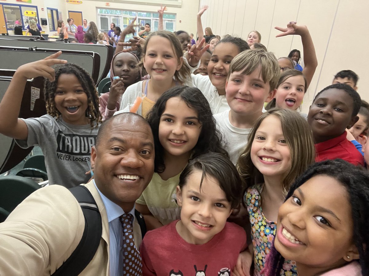 Styles_MarlonJr's tweet photo. 5 Life Changing challenges to take head on in the pursuit of becoming your best self.
1. Experience conquering fear.
2. Experience doing something you love.
3. Experience doing something hard.
4. Experience serving others.
5. Experience the joy of success.
#IgnitingUnifiers https://t.co/XSpwSddDEt