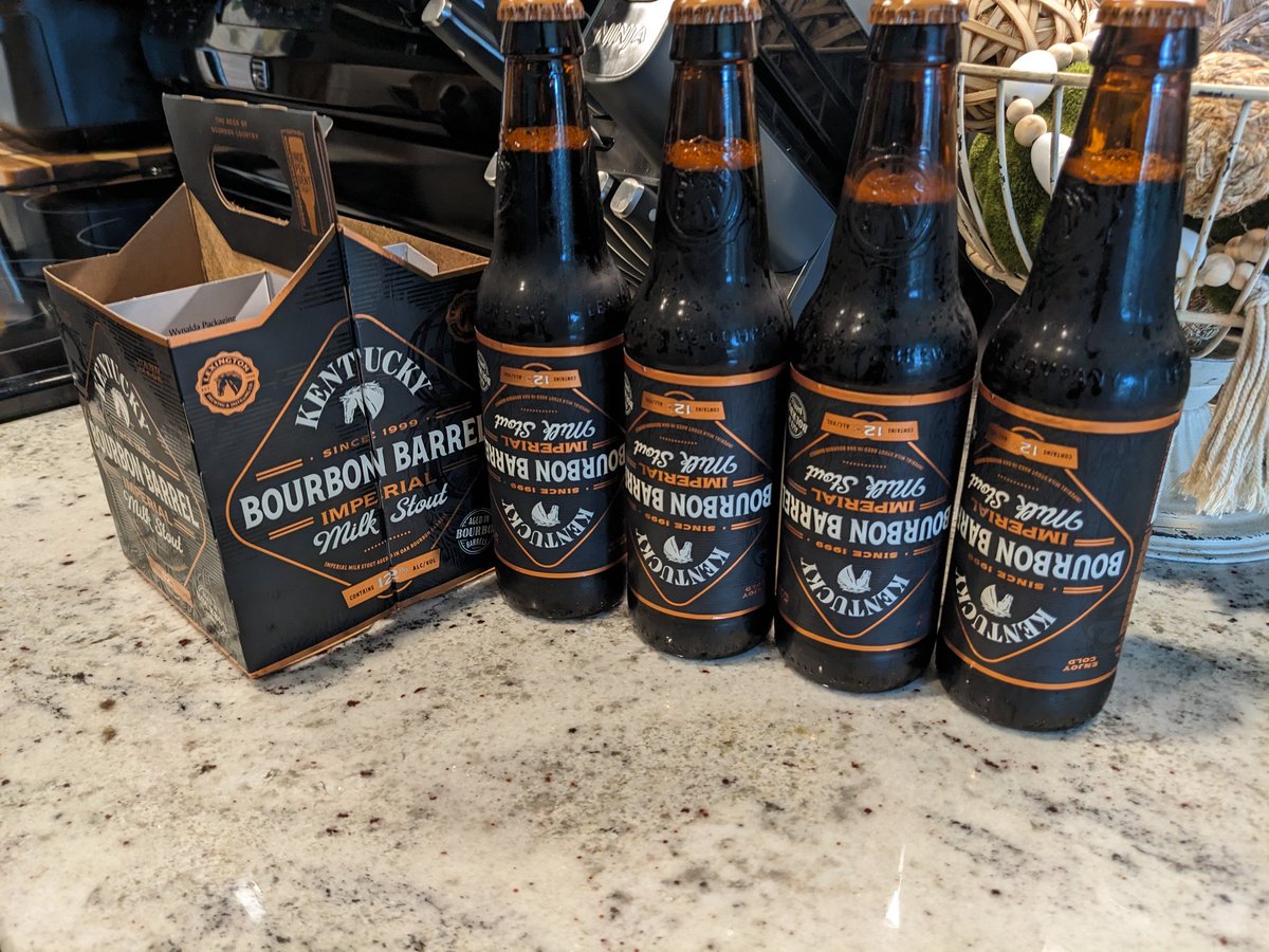 TaylorMosbey's tweet photo. @LexBrewingCo did you guys do this with the labels on purpose? Do I win a prize? 😂 #UpsideDown https://t.co/c1iSqvj4Xs