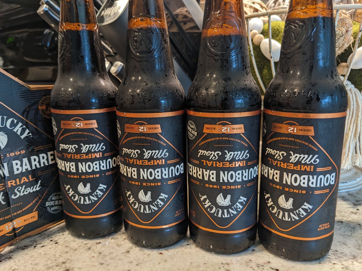 TaylorMosbey's tweet photo. @LexBrewingCo did you guys do this with the labels on purpose? Do I win a prize? 😂 #UpsideDown https://t.co/c1iSqvj4Xs