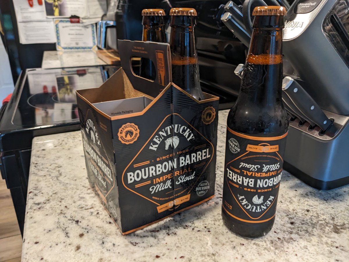 TaylorMosbey's tweet photo. @LexBrewingCo did you guys do this with the labels on purpose? Do I win a prize? 😂 #UpsideDown https://t.co/c1iSqvj4Xs