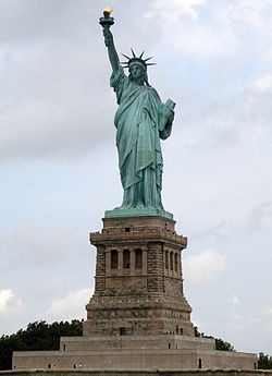 URDailyHistory's tweet photo. 17 June 1885: The Statue of Liberty arrives in New York from #France. The hand and torch had been on display at the 1876 Centennial Exhibition in Philadelphia 10 years before the rest of it was completed by French #sculptor Frédéric Auguste Bartholdi. #ad https://t.co/DmLBH82Hs8 https://t.co/z63hBtPkzW