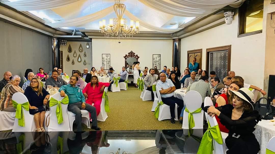 ZendejasSNTE8's tweet photo. Muy agradecido con mis compañeras y compañeros Jefes de Sector y Supervisores de Primarias de la Región Juárez por la invitación a un ameno convivió con motivo del Día del Maestro, donde además se reconoció a quienes por 50, 40 y 30 años de servicio. https://t.co/f6eW989YIh