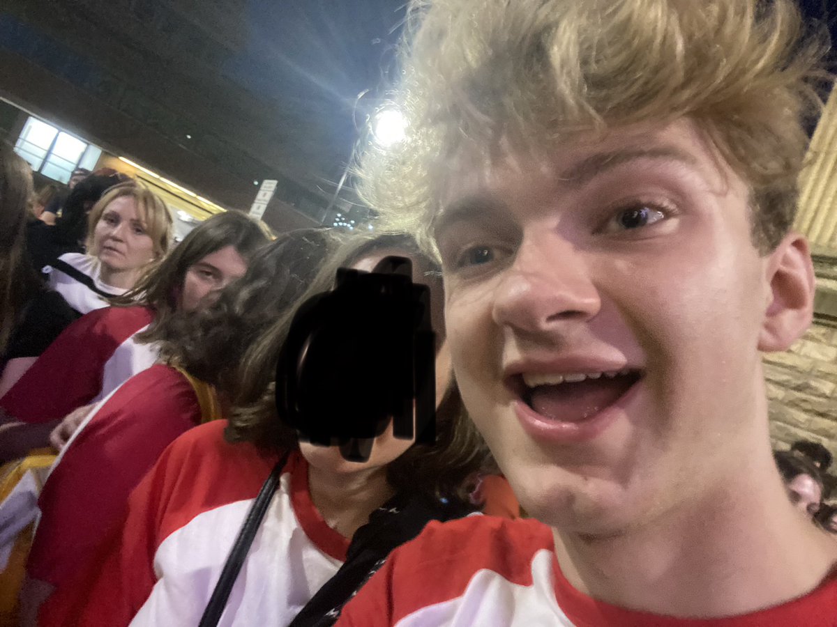 FriendlyEnder_'s tweet photo. I ACTUALLY MET TOMMYINNIT OMG https://t.co/1BzWKCZU8g