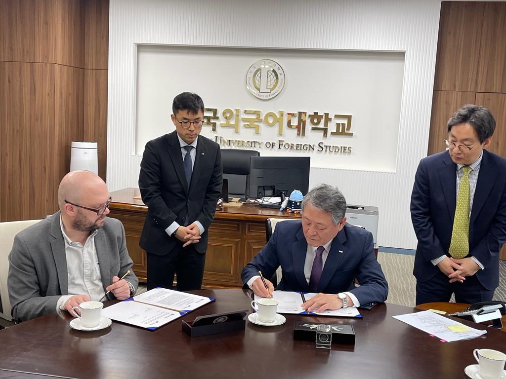Nuestro rector @Alejo_Villag firmó en Corea del Sur 🇰🇷 dos convenios con las universidades de Hankuk University of Foreign y Sungshin Women's University con el fin de buscar favorecer la movilidad de estudiantes y docentes del @ITMInstitucional hacía Corea.  
#ViveITM 💙