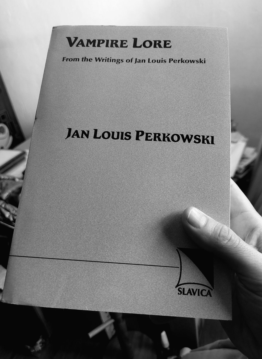 recuadroblanco's tweet photo. Amigos, ya llegó!!! Este es EL libro de teoría académica de folklore de vampiros. EL. No hay ninguno más completo ni importante. Jodidamente impirateable, si no no lo hubiera tenido que comprar. Esperen cosas grandes a largo plazo en #BEPDT. https://t.co/1RMazwp9jS
