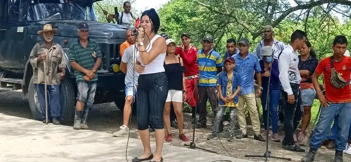 acebo_lester's tweet photo. Se desarrolla el espectáculo Contigo estoy por la Brigada Artística Olga Alonso, para todas esas personas dagnificadas en #Yara #ProvinciaGranma que aún no han podido regresar en su casa. https://t.co/GLENSdWl0q