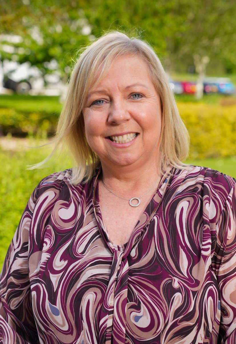 RCN_NI's tweet photo. The Brownlee-Silverdale Leadership Award winner is @dawnfergy, an assistant director with @SouthernHSCT. Dawn created and led many workforce and education initiatives to ensure that high standards of care and nursing leadership are delivered now and into the future. #NINoY23 https://t.co/kepjsfV26o