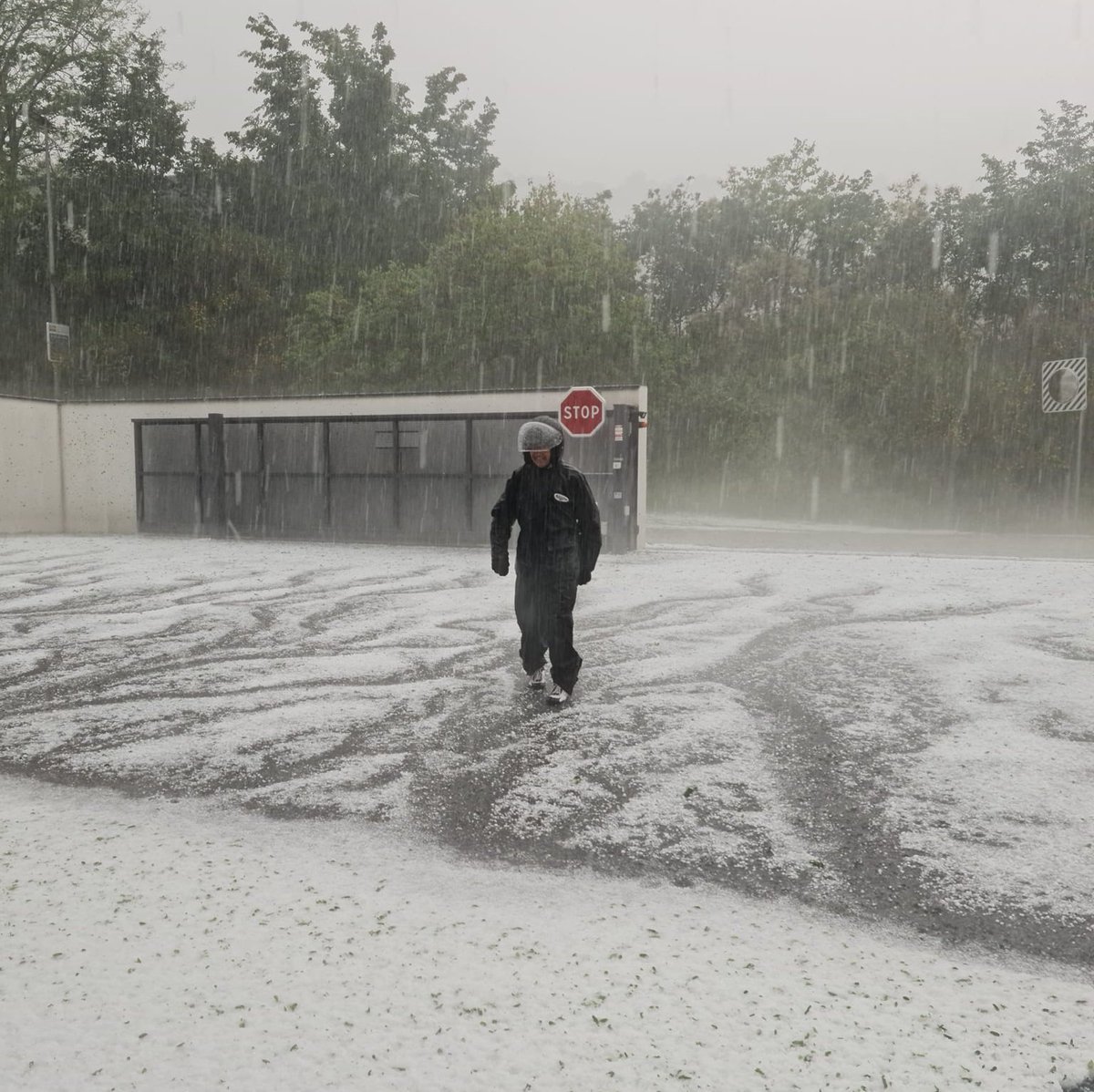 #sécheresse en France, suite et fin pour ce soir : après le déluge des 3 dernières semaines dans les Alpes du sud, voici un #orage de #grêle pour couronner le tout à Grasse (Alpes-Maritimes) ce jeudi après-midi !