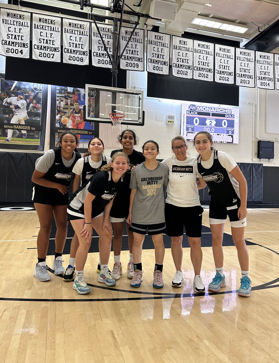 chan_suzy168's tweet photo. Chloe had a blast! Great week of camp 🏀 Thank you Coach @coachsphillips and all Coaches👍🙏🏼 #goMonarchs @mitty_wbb https://t.co/dHIjcQM2ee