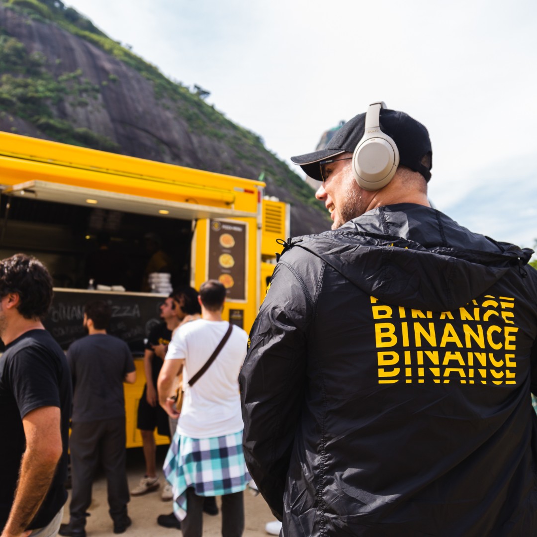 BinanceBrasil's tweet photo. Vai uma pizza? 🍕
#TBT do nosso #BinancePizza no Rio de Janeiro! https://t.co/rmw7VPzCAO