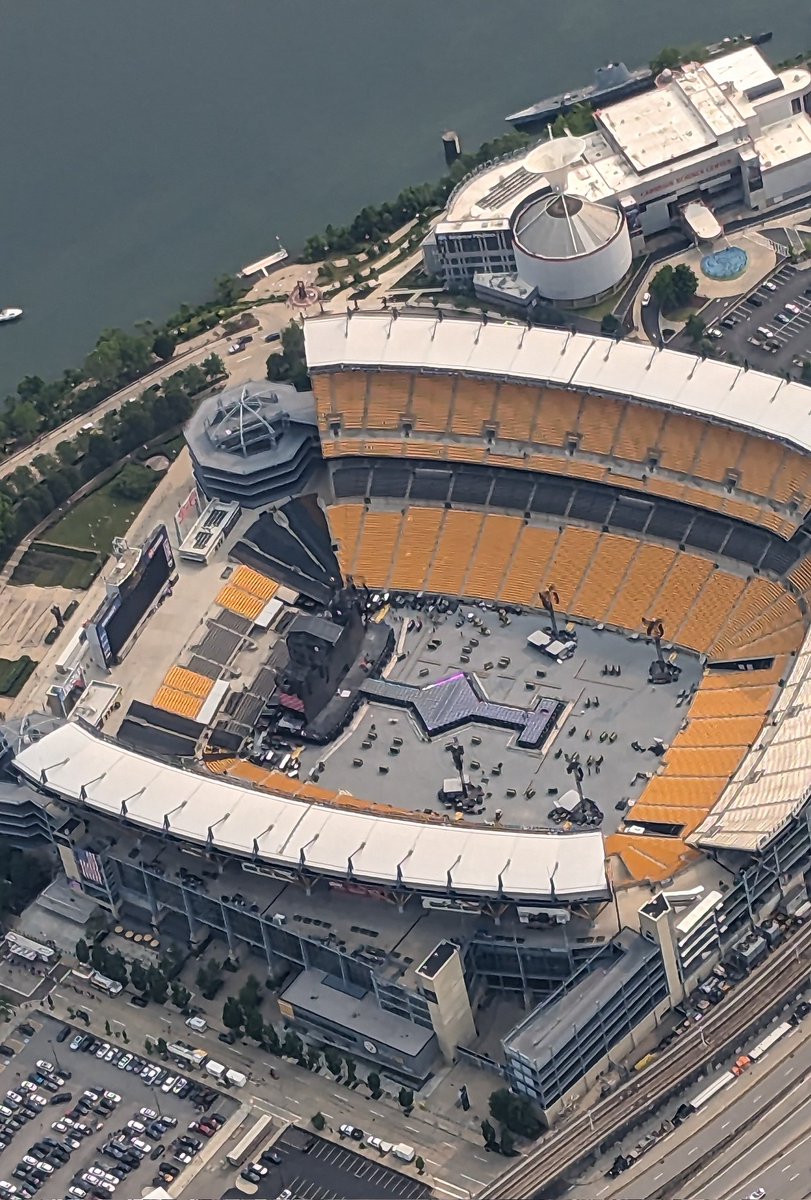 Didn't expect to get this great a view of <a href="/taylorswift13/">Taylor Swift</a>'s stage when landing at PIT.  Excitement levels increasing as we headed towards the ground. 

👩🏻‍🎤💖✨