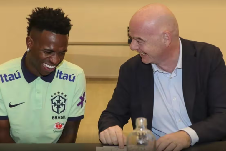 FutboleraAlma's tweet photo. ⚽✊🏿 @vinijr  estará al frente de una comisión antirracismo en la @fifacom_es . La información la dio Gianni Infantino, quien afirmó que la comisión estará integrada por jugadores que propondrán castigos más severos para los casos de discriminación racial https://t.co/E1P4vYrHmu