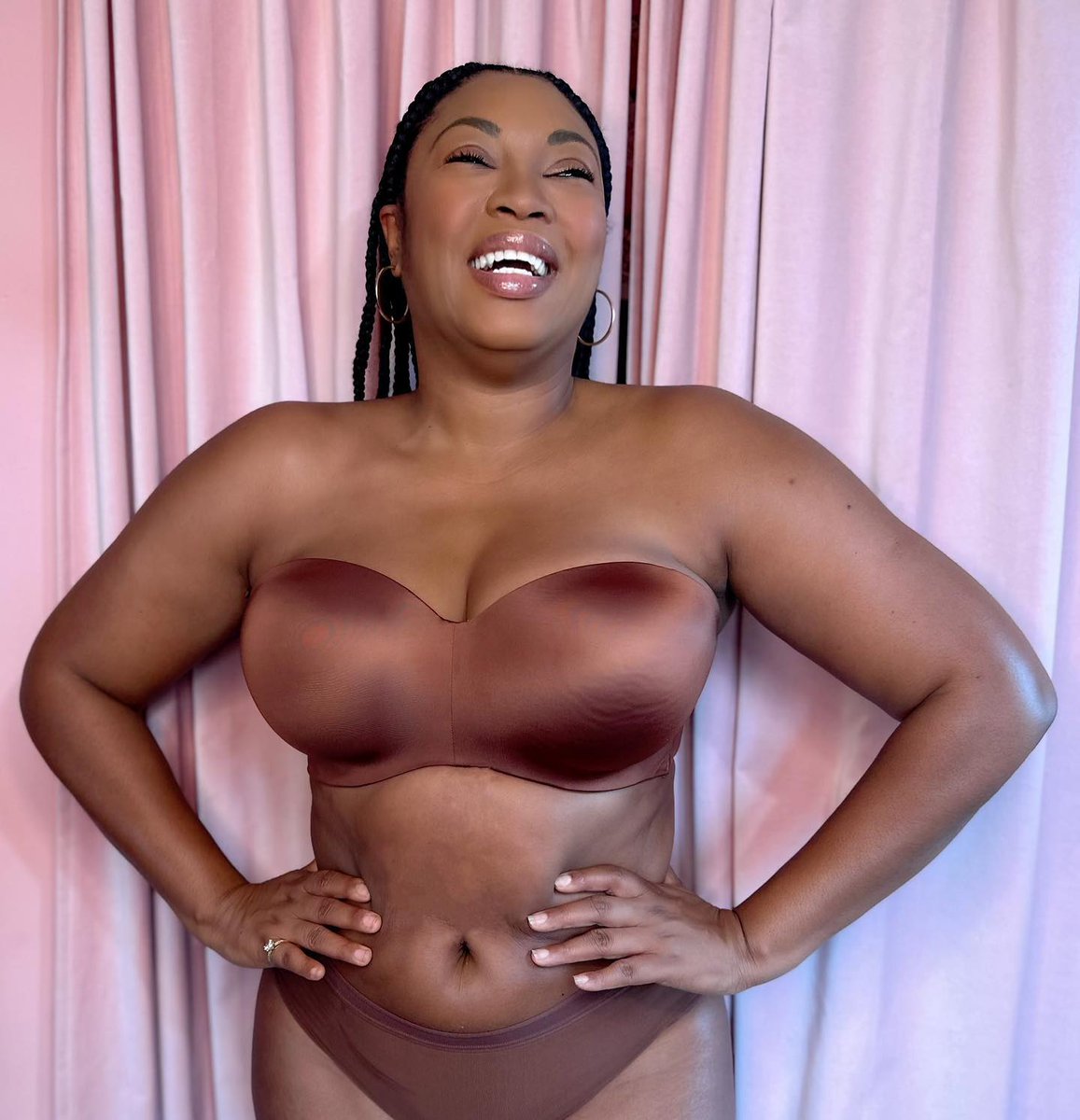 Supermodel <a href="/LirisC/">Liris Crosse</a>  wears our #StraplessSensation because it's actually comfortable &amp; stays in place ALL day. Get yourself some support up to an H cup: curvycouture.com/collections/st…

(Get 25% off when signing up for our texts / emails!)
#straplessbra #skintones #curvycouture #lirisc