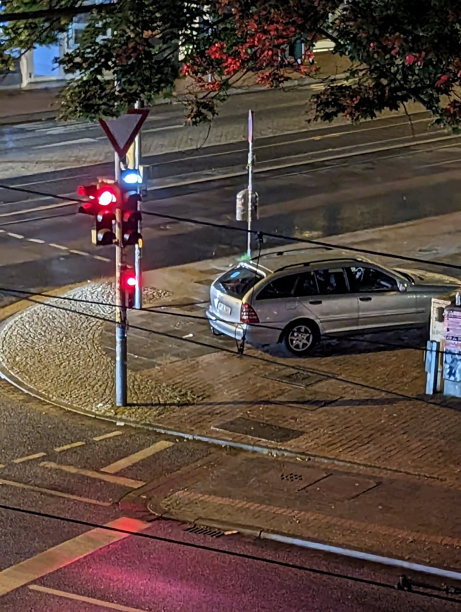 Der ganz normale Wahnsinn hier in <a href="/hannover/">Stadt Hannover</a>. Man fragt sich ernsthaft, was in den Köpfen der Leute vorgeht, dort zu parken.