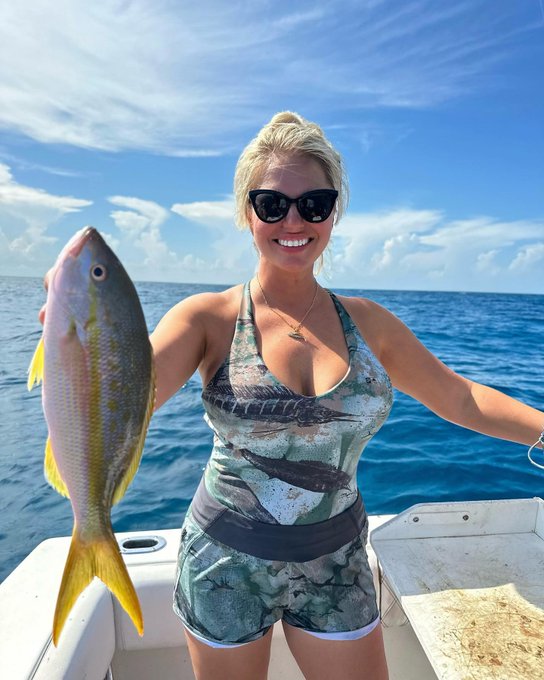 Played mermaid all morning on the reef, then fished for yellowtail in the afternoon on such a beautiful day today!

#fishinglife #girlswhofish #fishing #floridafishing #fishinggirls #fishingday #fishingpics #flatsfishing #reelgirlsfish #fishingpole #fishingbo #drinkfishing