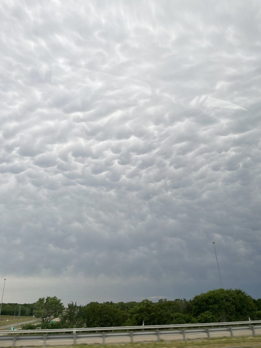 BethBuster's tweet image. Driving past Henrietta on our way home. Fun clouds as we skirt just north of the storms blowing up. #okwx #4warn @emilyrsutton