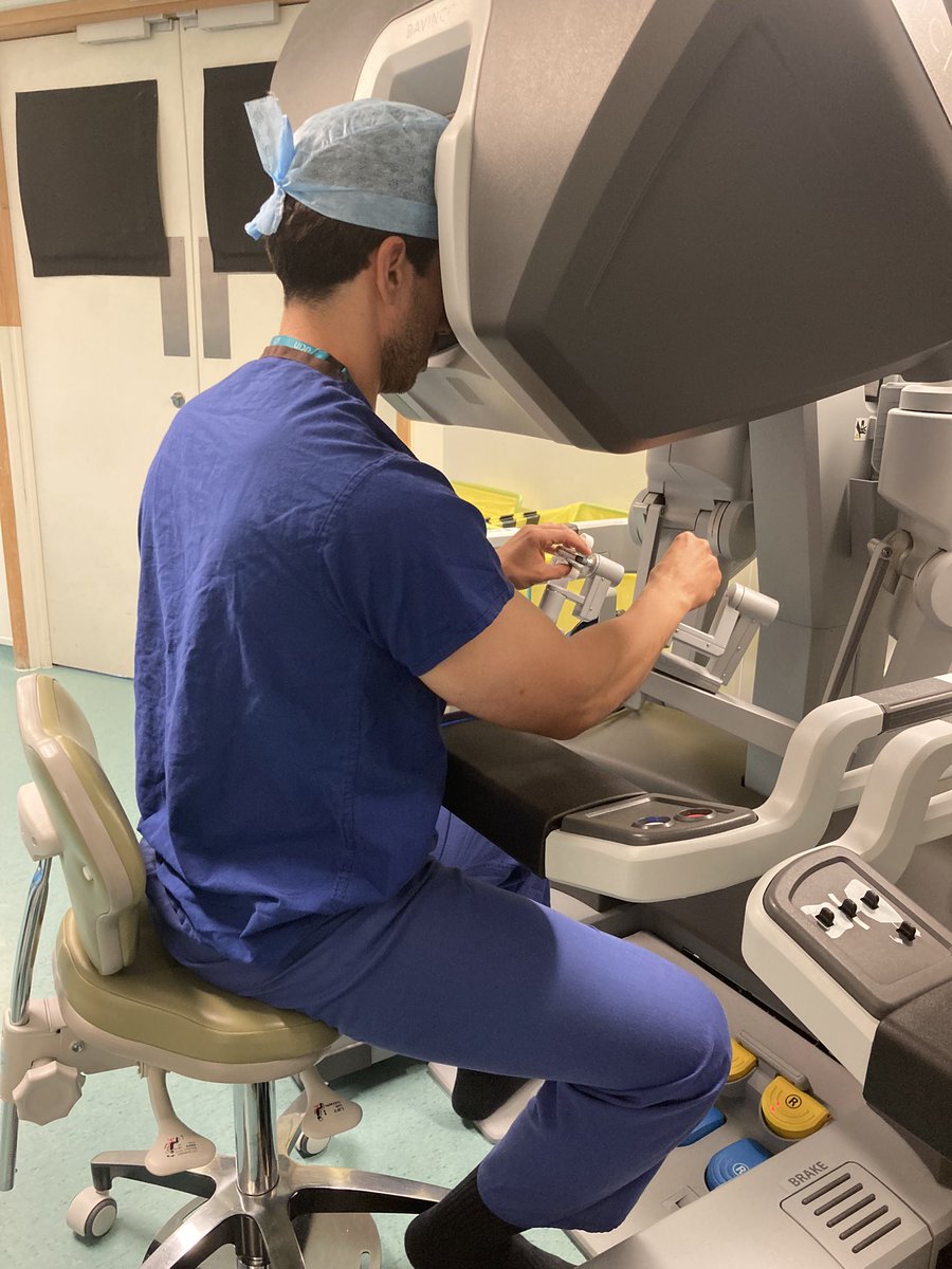 lambwben's tweet photo. Congratulations to robotics fellow @AhmedINazer who completed his 5th whole #retzius-sparing #RALP this week. Kudos to RS trainers @anthonyTa @UroSplice @acesridhar @psurol and all at @uclhrobotics @UrologistSA 🇬🇧 🇸🇦 https://t.co/CYSV8P7xfo