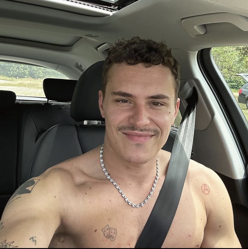 martaroma93's tweet photo. Lui che sa esattamente come siano andate le cose, e ci vede sclerare sui social in merito:
🙄🙄

#insilenzio #AronPiper https://t.co/KpHh0h2kzY
