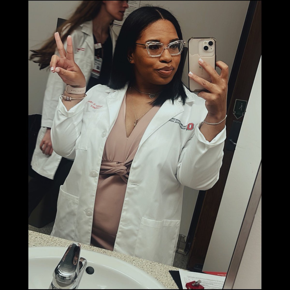 New psychiatrist on the block. ✌🏾
•
New white coat, who dis? 🥳