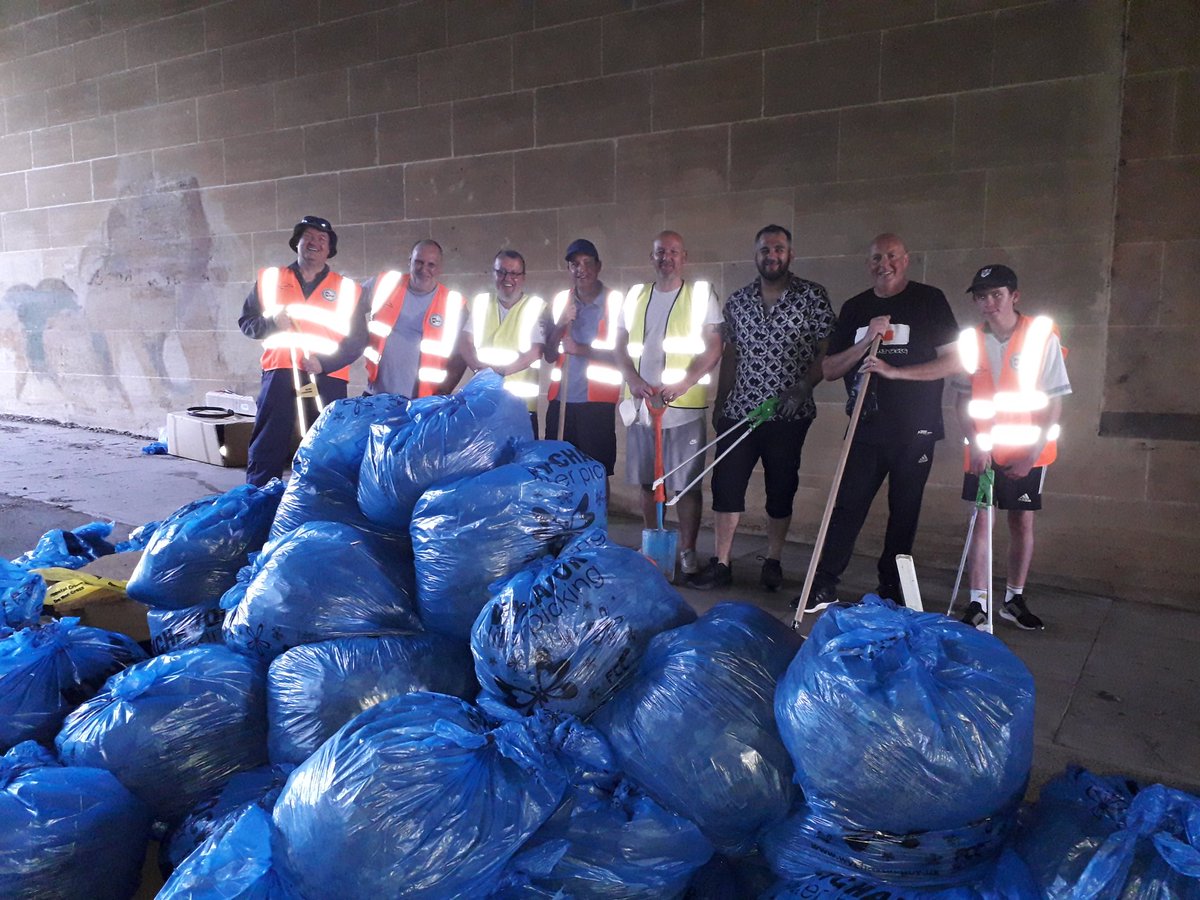 WCFC_Photos's tweet photo. Congratulations to the 'Goode Guys' from @WorcesterCityFc who were out litter picking this evening and cleaning up a section of the A38 near to the County Sports Ground. 💪💙🤍👍 https://t.co/m2Ox3lJS5I
