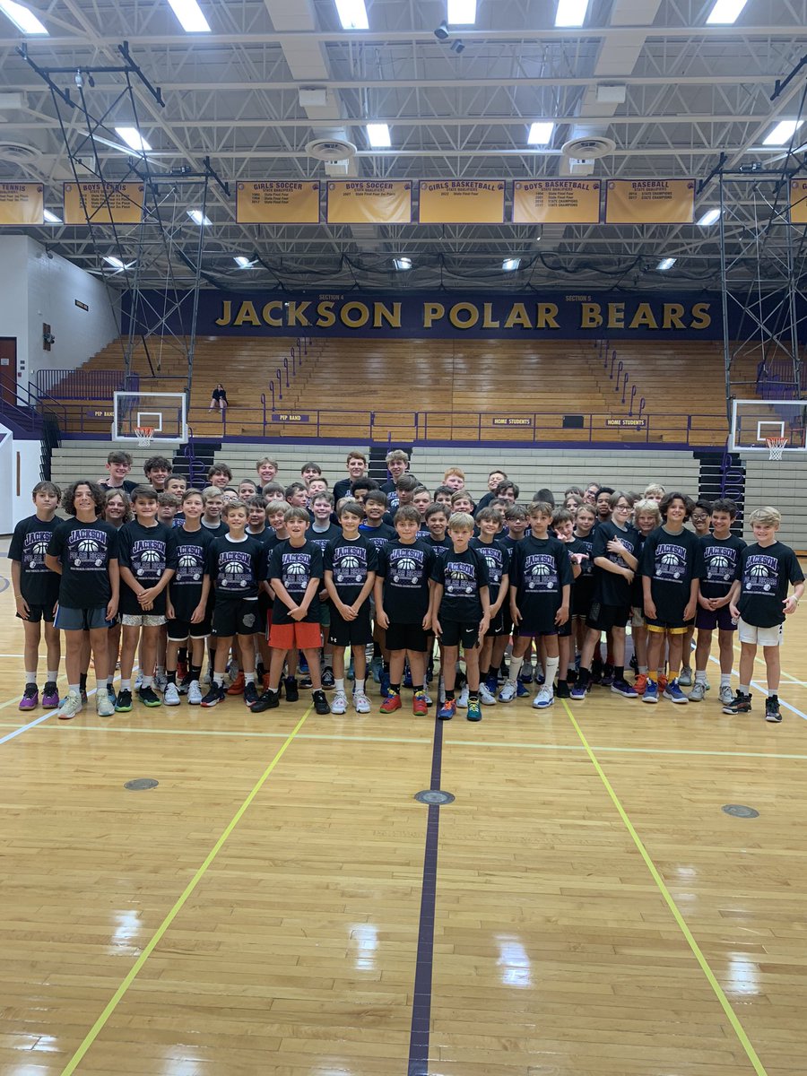 That’s a wrap on a great week of youth camp!! 3rd through 8th graders worked with our coaches and HS players to compete and get better! The future is bright 🤩#GoBears 🏀