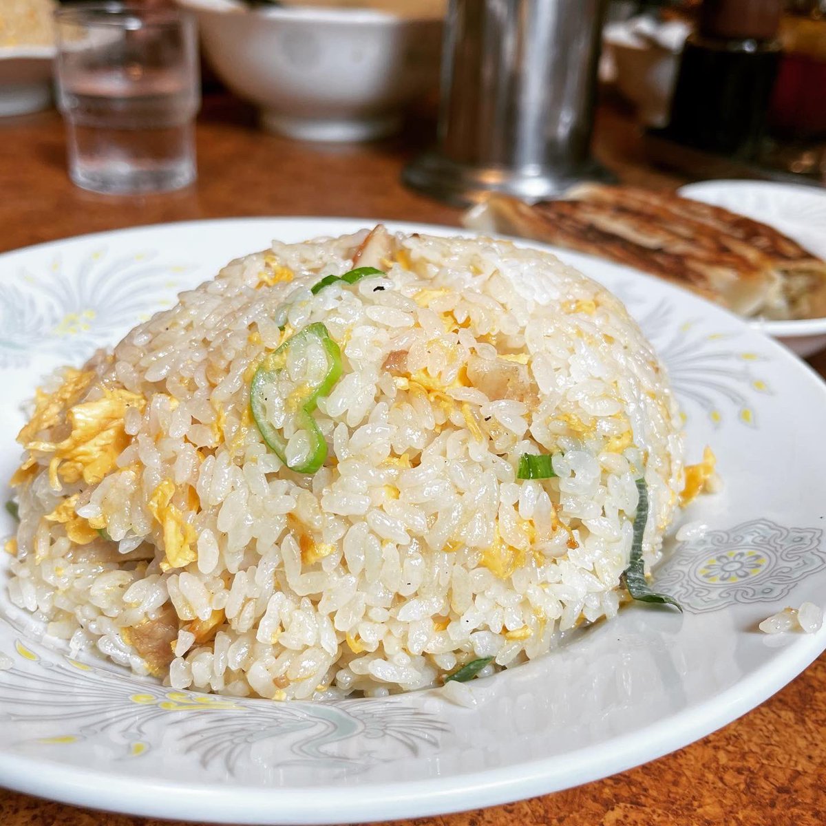 Magnum_Tb's tweet photo. 諸先輩方！

6月上旬、B面の昼食に、チャーハン大盛と3個餃子、失礼しました！

久しぶりの総本店、クセの強い店員さんに珍来を感じましたよ。

#saitama 
#yashio 
#friedrice 
#dumplings 
#chinrai https://t.co/t0ipiwbasH