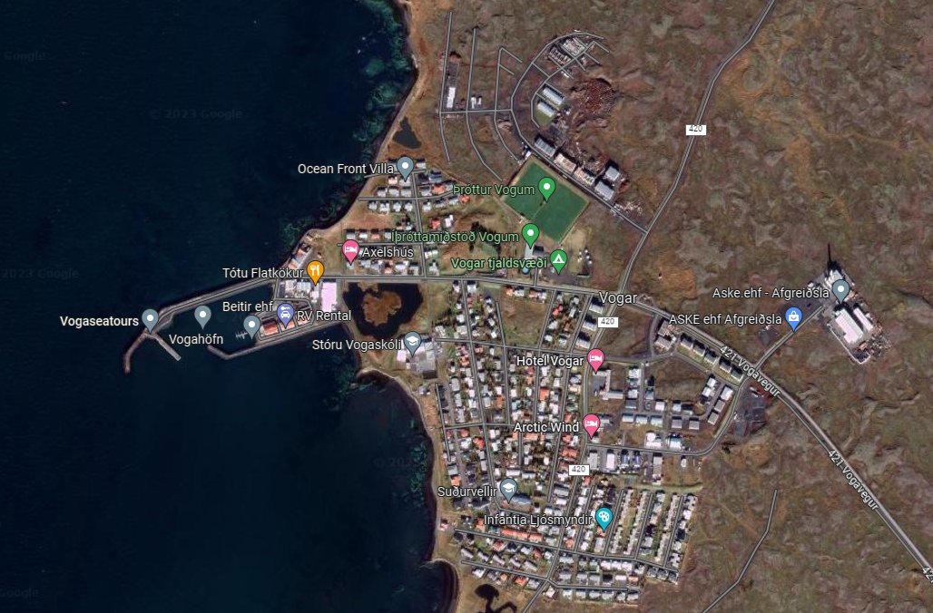 Nýjustu tölur, okkur fjölgaði um 1.355 í maí. Enn hraðari fjölgun en áður og ég væri ekki hissa ef það er einhverskonar met. Förum yfir 400.000 íbúa múrinn við áramót með þessu áframhaldi. Til samanburðar loftmynd af 1.300 manna bæ (Vogum).