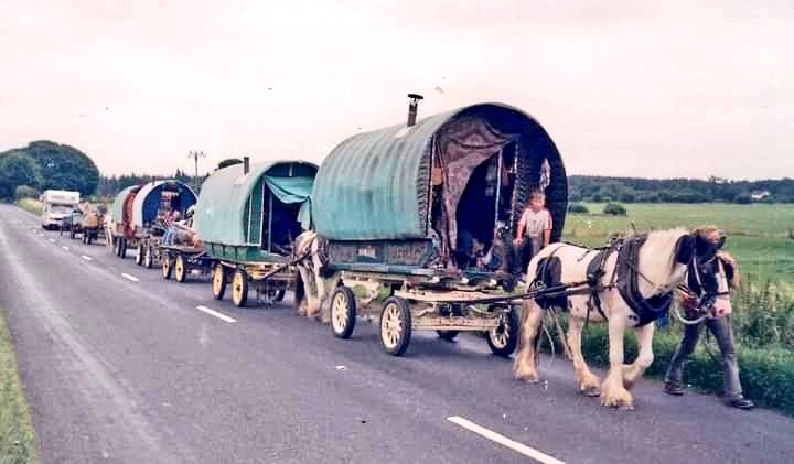 HELLANBIGLOVE's tweet photo. 🔆 #Horsedrawn travellers off to
 🎉#glastonburyfestival #Hippys #NewAgeTravellers #PeaceConvoy  ⭐ https://t.co/7oiFqXhL7J